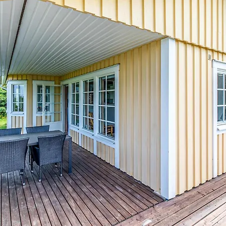 Three-Bedroom Holiday Home In Farevejle